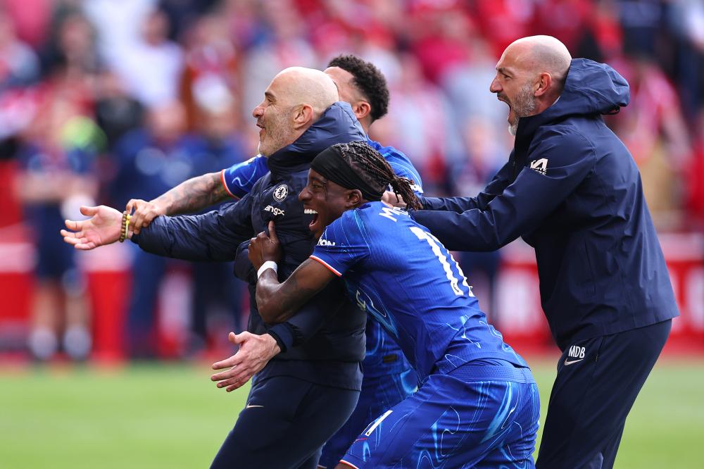 FIFA裁判主席：阿拉伯杯将试点新规，受伤球员罚下场2分钟